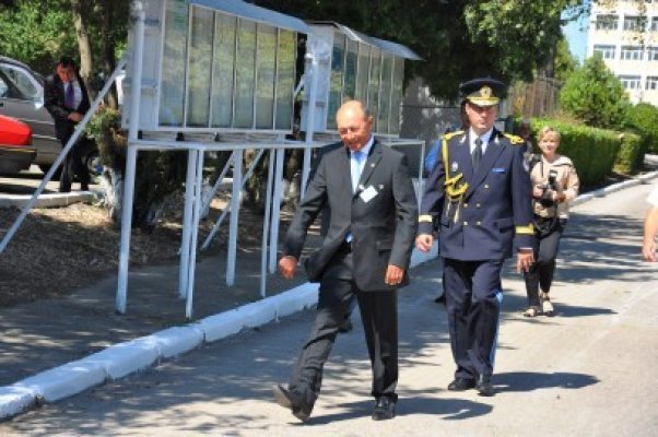 Petrecere la Hotel Millenium din Constanţa. Traian Băsescu este aşteptat la întâlnirea cu foştii colegi de la Academia Navală